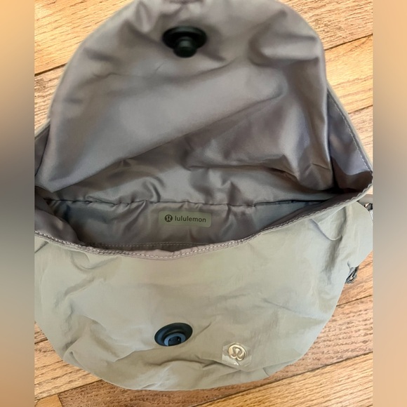 lululemon Curved Crossbody Bag 3L Grey Eucalyptus NWT - Picture 4 of 9